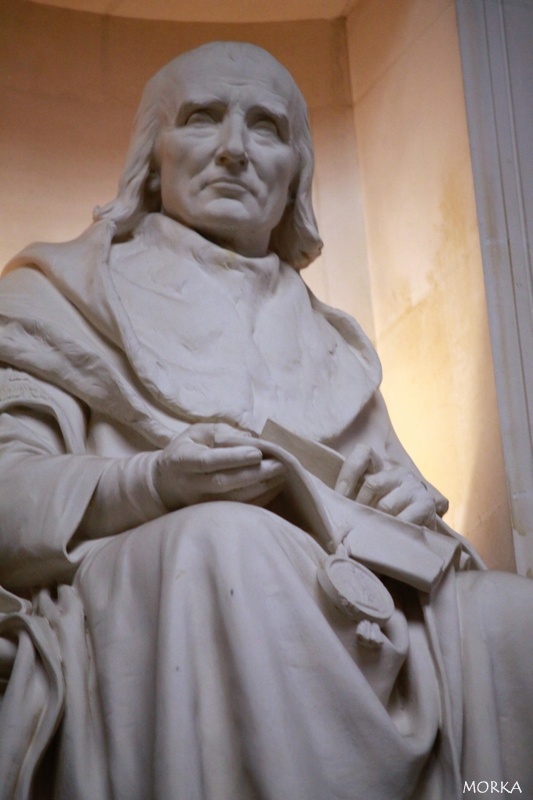 Grand amphithéâtre de la Sorbonne : statue de Robert de Sorbon