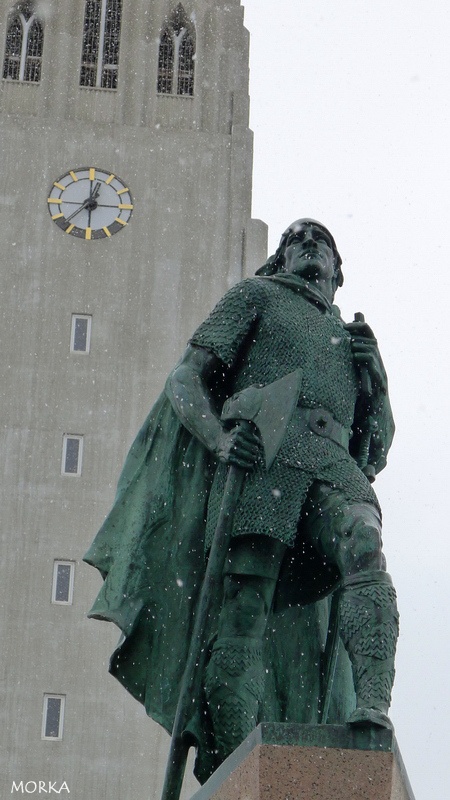 Leifur Eriksson devant Hallgrímskirkja